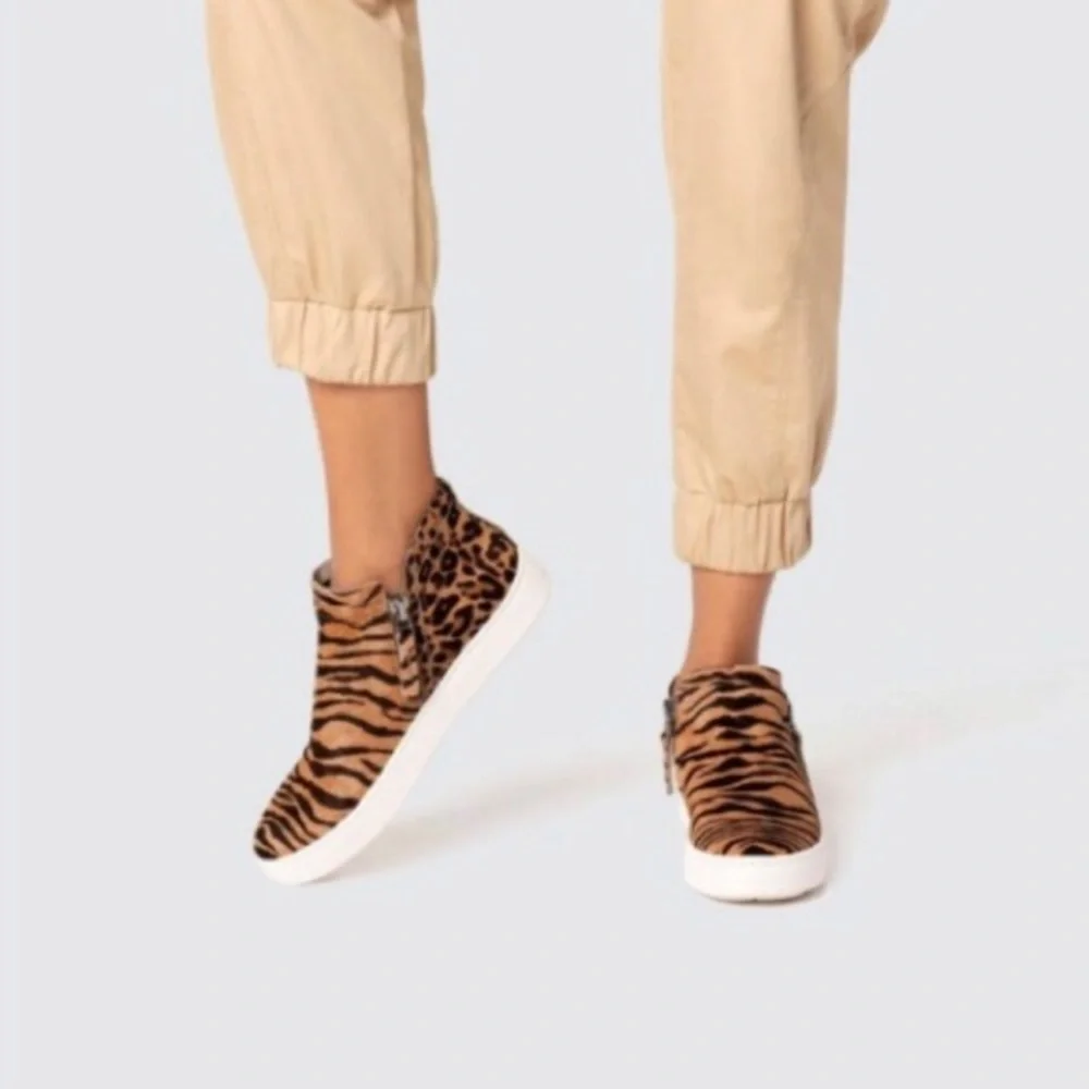 NWT Dolce Vita TOBEE TIGER‎  Print CALF HAIR SNEAKER